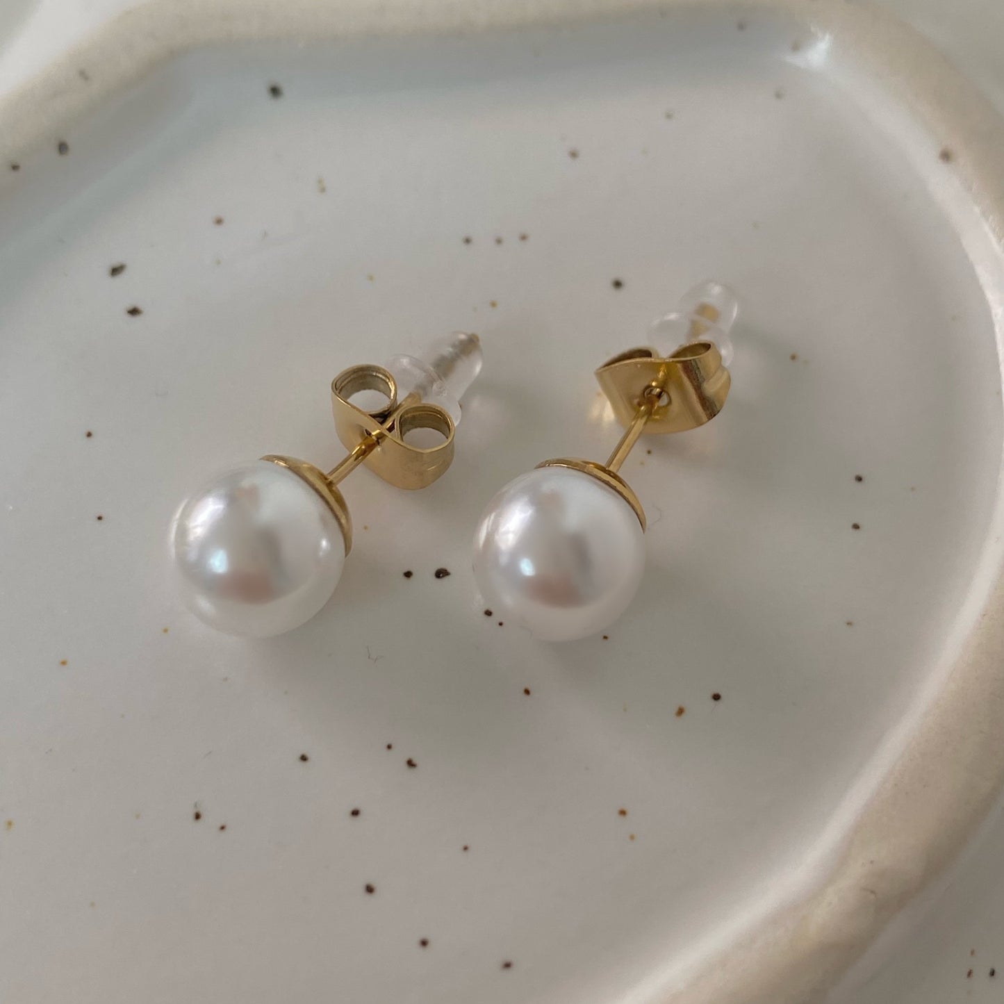 Mini classic pearl earrings