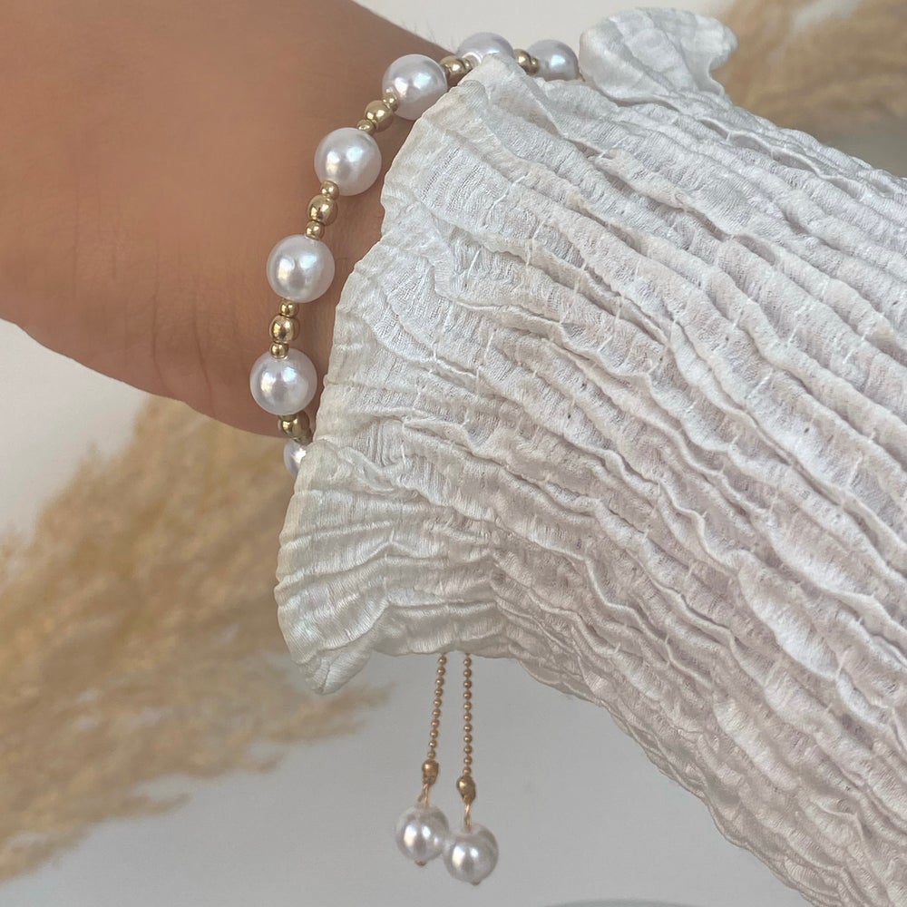 dainty pearl bracelet