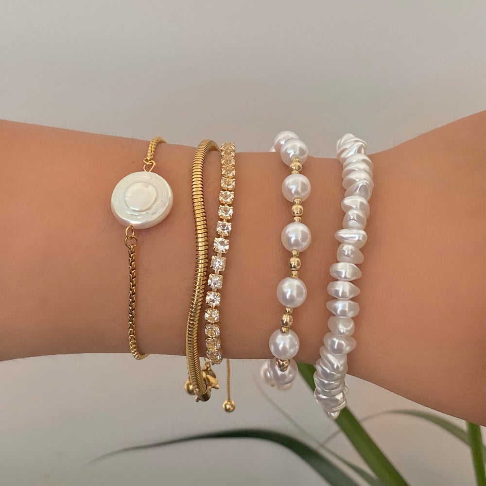 round pearl bracelet