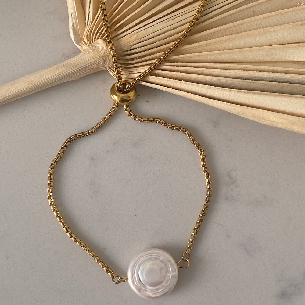 round pearl bracelet