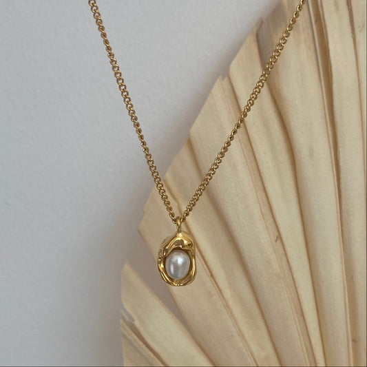 shell pearl necklace